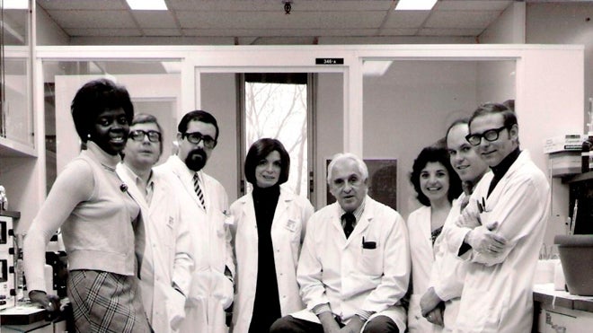 César Nombela (segundo por la derecha) compartió laboratorio en la Universidad de Nueva York con el Nobel español Severo Ochoa (en el centro, sentado)