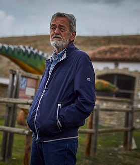 Imagen secundaria 2 - Arriba, Aida y la pequeña Munay esperan a Nilo y Gaia. Sobre estas líneas, a la izquierda, Badr e Ibitsam a la salida del colegio. A la derecha, Miguel Ángel López en el patio del centro