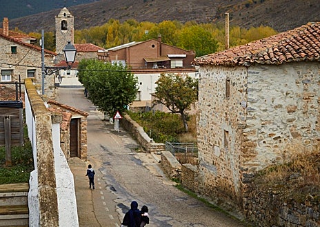 Imagen secundaria 1 - Arriba, Aida y la pequeña Munay esperan a Nilo y Gaia. Sobre estas líneas, a la izquierda, Badr e Ibitsam a la salida del colegio. A la derecha, Miguel Ángel López en el patio del centro