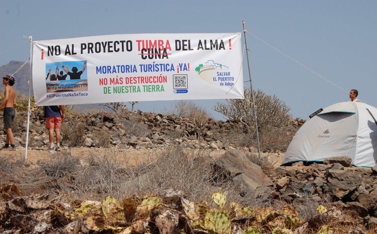 Imagen principal - La plataforma Salvemos el Puertito protesta a pie de obra del proyecto de la 'Cuna del Alma'