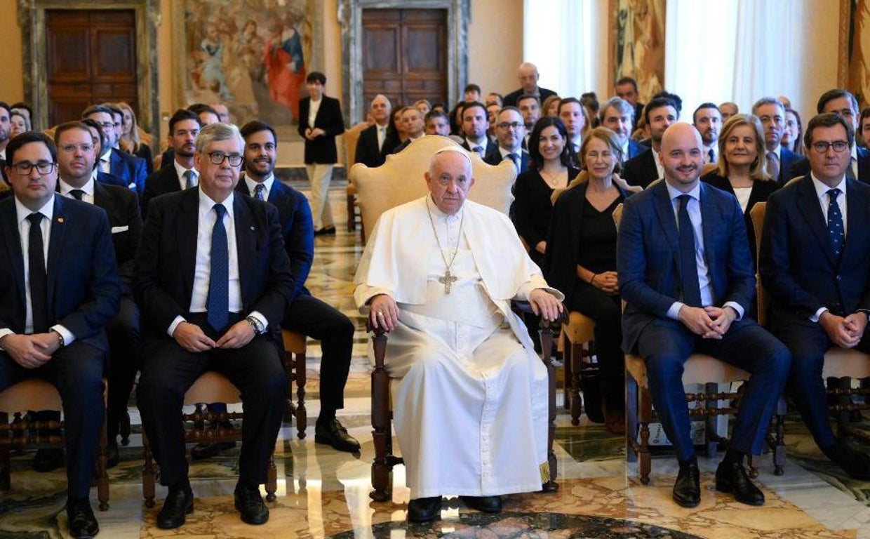 El Papa Francisco junto a los empresarios españoles que ha recibido en audiencia