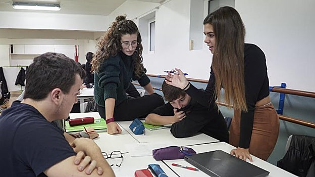 Los alumnos debaten en grupos sobre los contenidos aprendidos en casa