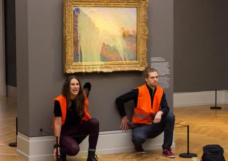 Imagen secundaria 1 - Acivistas lanzan una tarta de chocolta en la cara del modelo de cera de Carlos III y arruinan los cuadros 'Les Meules' de Monet y 'Los girasoles' de Van Gogh