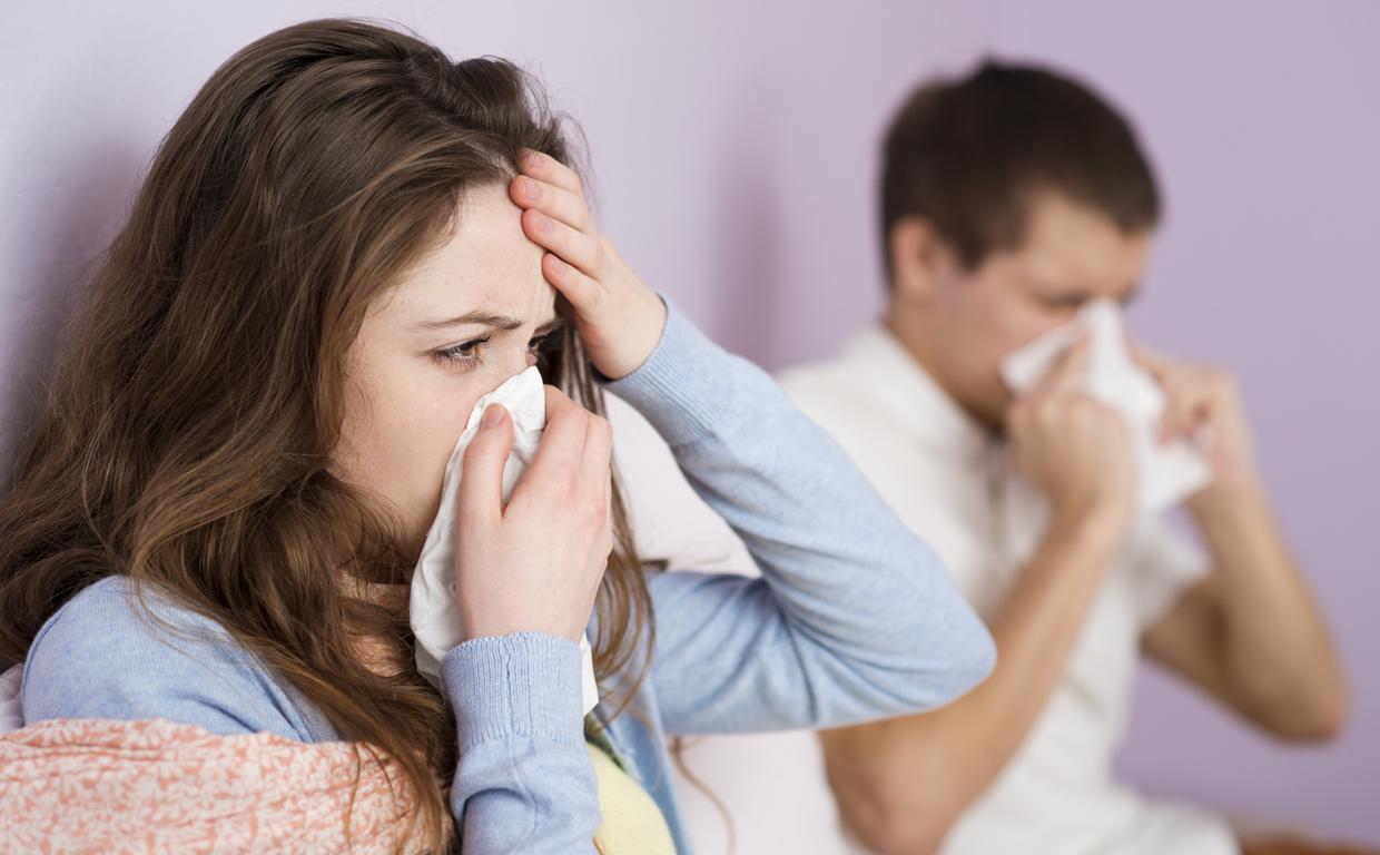 Dos personas con síntomas de resfriado
