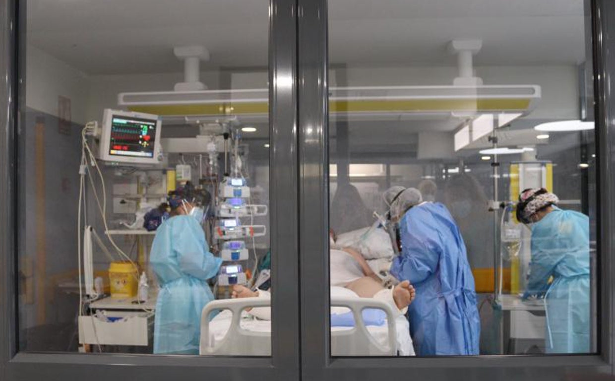 Sanitarios abordan a un paciente Covid ingresado en la UCI del Hospital Reina Sofía