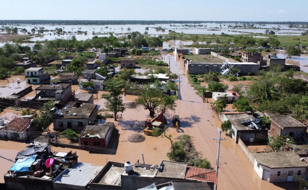 Desbordamiento del río San Pedro tras el impacto del huracán Roslyn, en Tuxpan