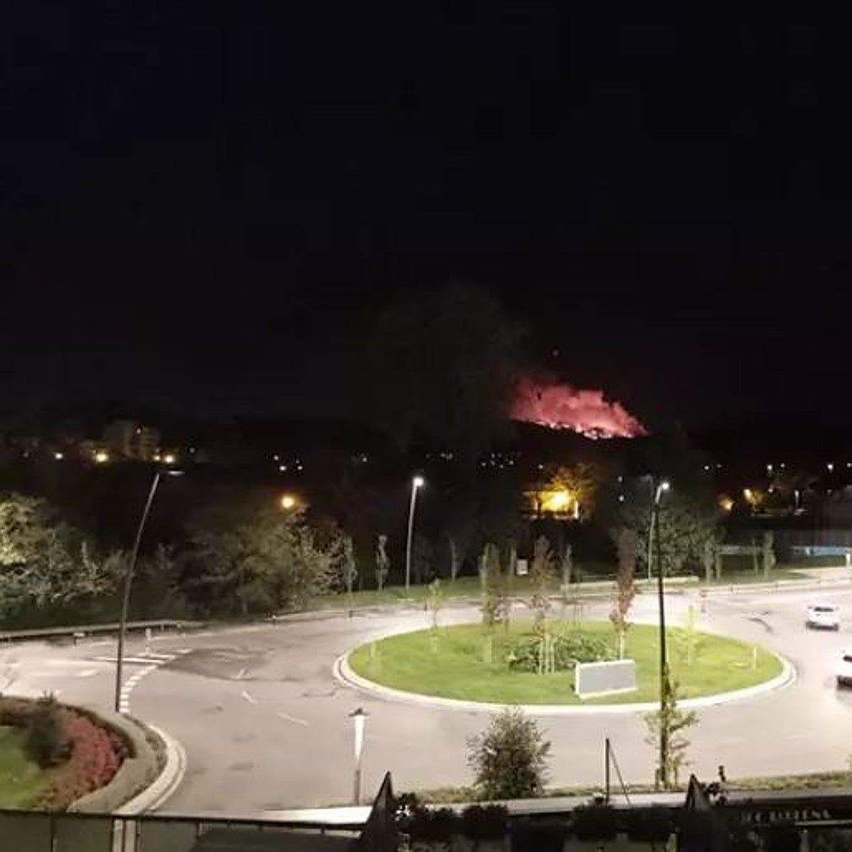 Temperaturas veraniegas y fuertes vientos desatan dos incendios descontrolados en Vizcaya