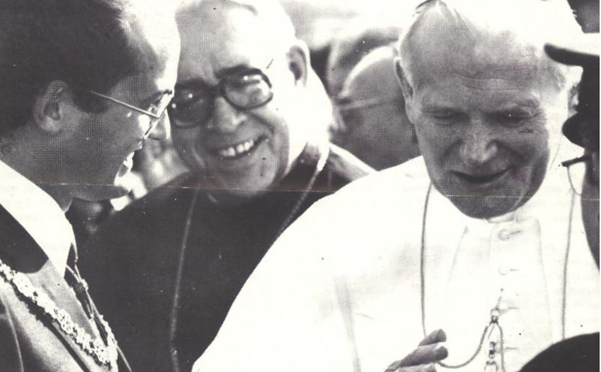 El Papa es recibido en Toledo por el cardenal Marcelo González Martín y el alcalde de la ciudad, Juan Ignacio de Mesa
