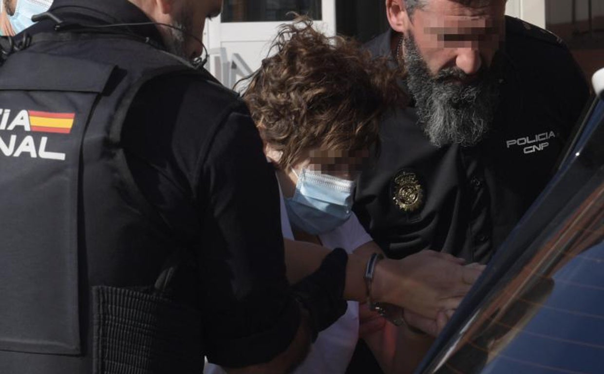 Momento en que la mujer, de 48 años, es detenida en Gijón (Asturias)