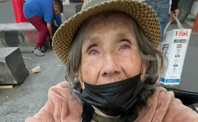 Doña María, la anciana a la que su hija encerró en un psiquiátrico y vive de vender fruta en la calle