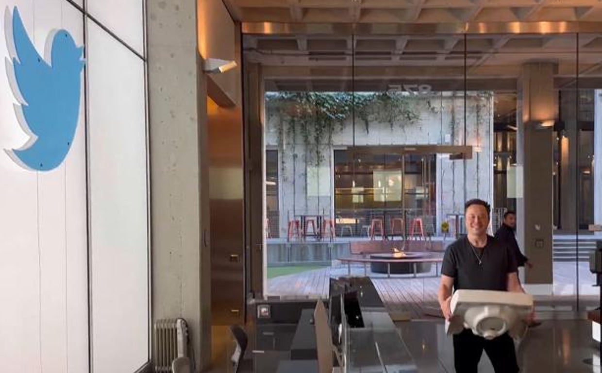 Elon Musk entra en la sede de Twitter con un lavabo después de comprar la compañía por 44.000 millones de dólares