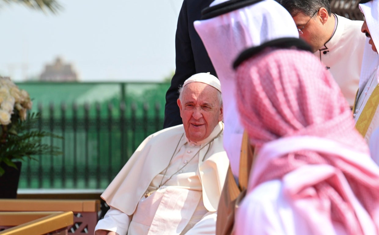 El Papa, a la salida del foro convocado por el rey de Baréin