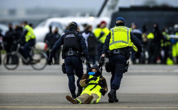 Más de 150 activistas detenidos tras la ocupación de la zona para aviones privados del aeropuerto de Ámsterdam