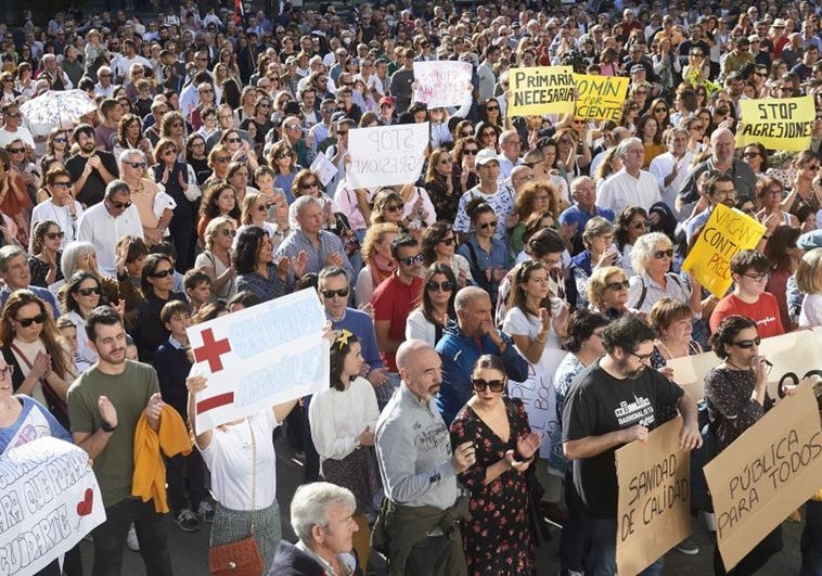 Los médicos de Primaria de Cantabria salen a la calle y mantienen la amenaza de huelga indefinida