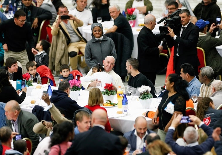 El Papa paga las facturas de la luz y del gas de familias sin recursos de Roma e invita a 1.300 pobres a comer