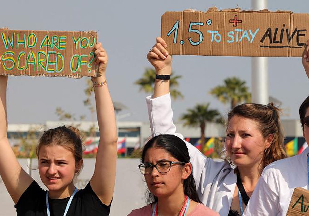 Jóvenes protestan en la Cumbre del Clima