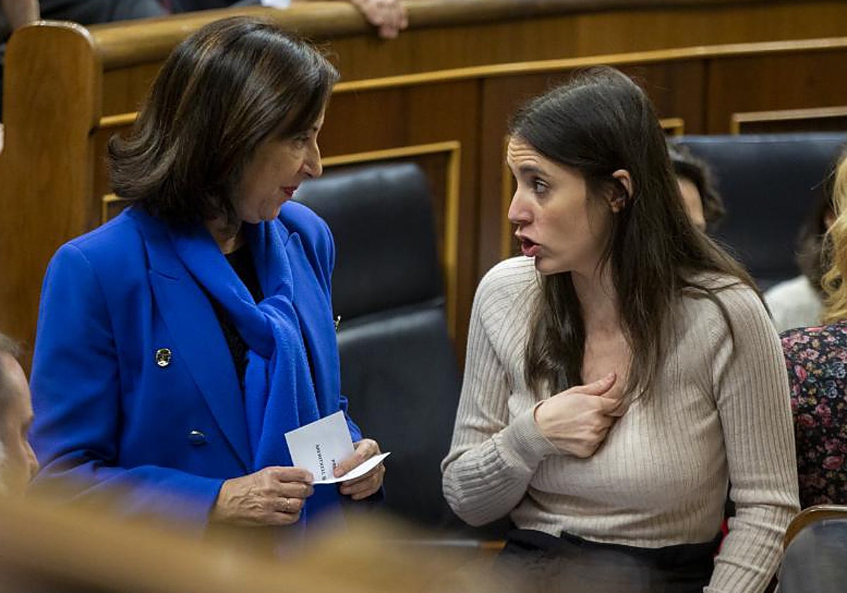 La ministra de Igualdad, Irene Montero, y la ministra de Defensa, Margarita Robles, en una foto de archivo