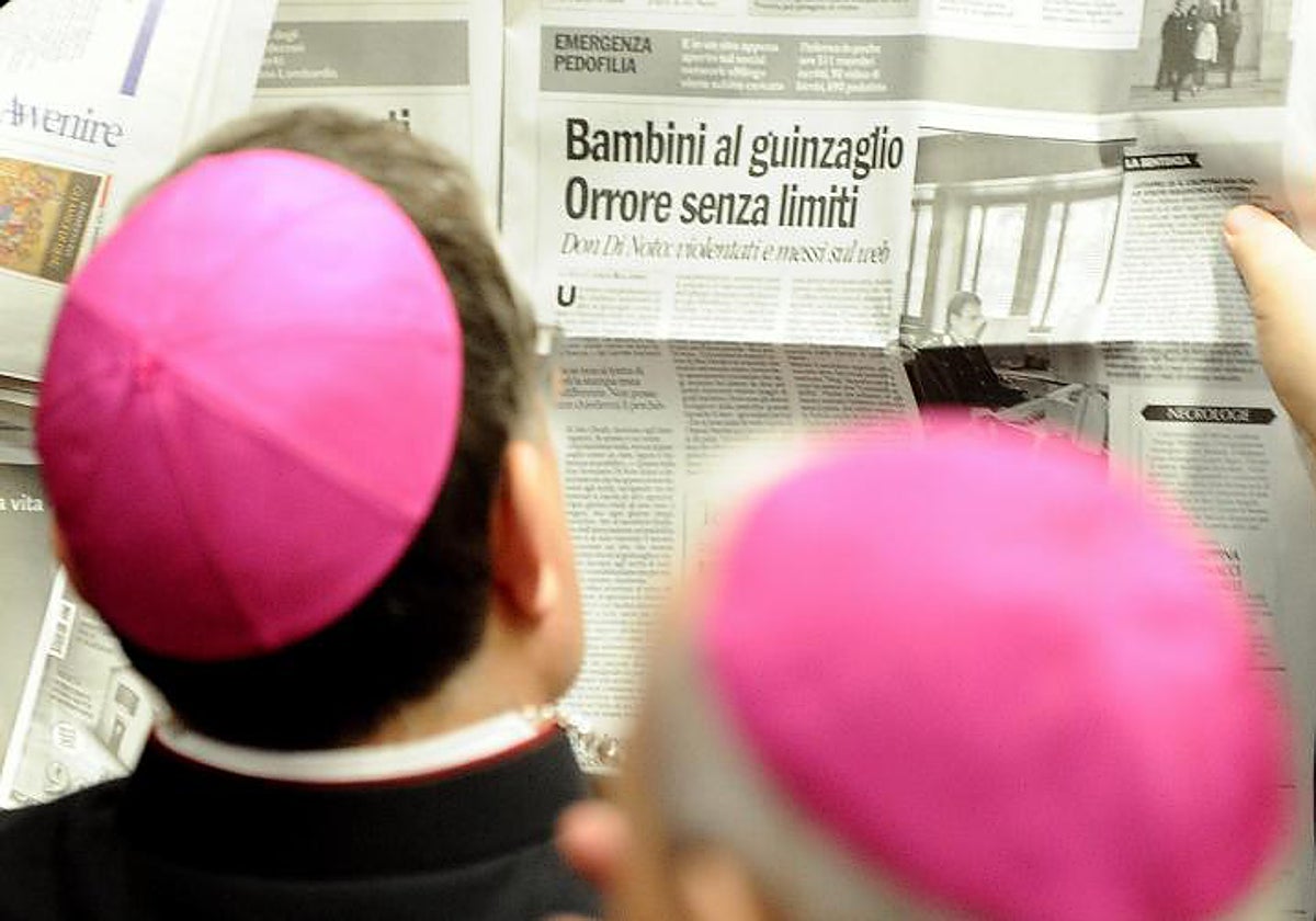 Unos obispos italianos leen una información sobre abusos antes de una reunión con el Papa, en 2010