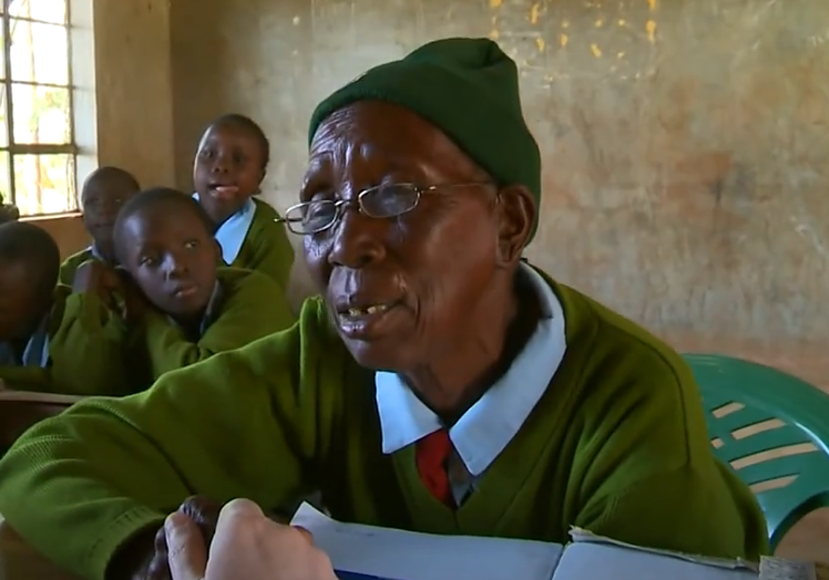 La estudiante de Primaria más vieja del mundo muere en Kenia a los 99 años