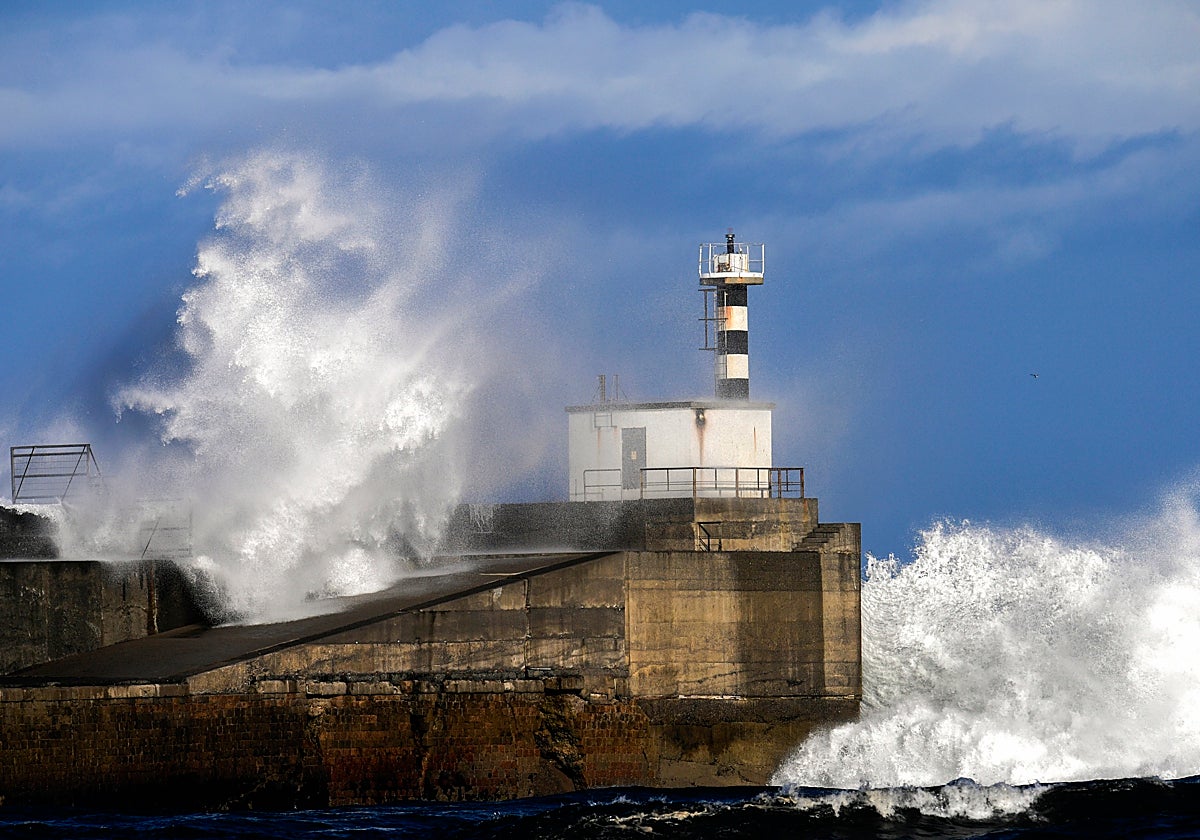 Hasta 17 comunidades en alerta por olas, lluvias, tormentas, nevadas o viento este sábado