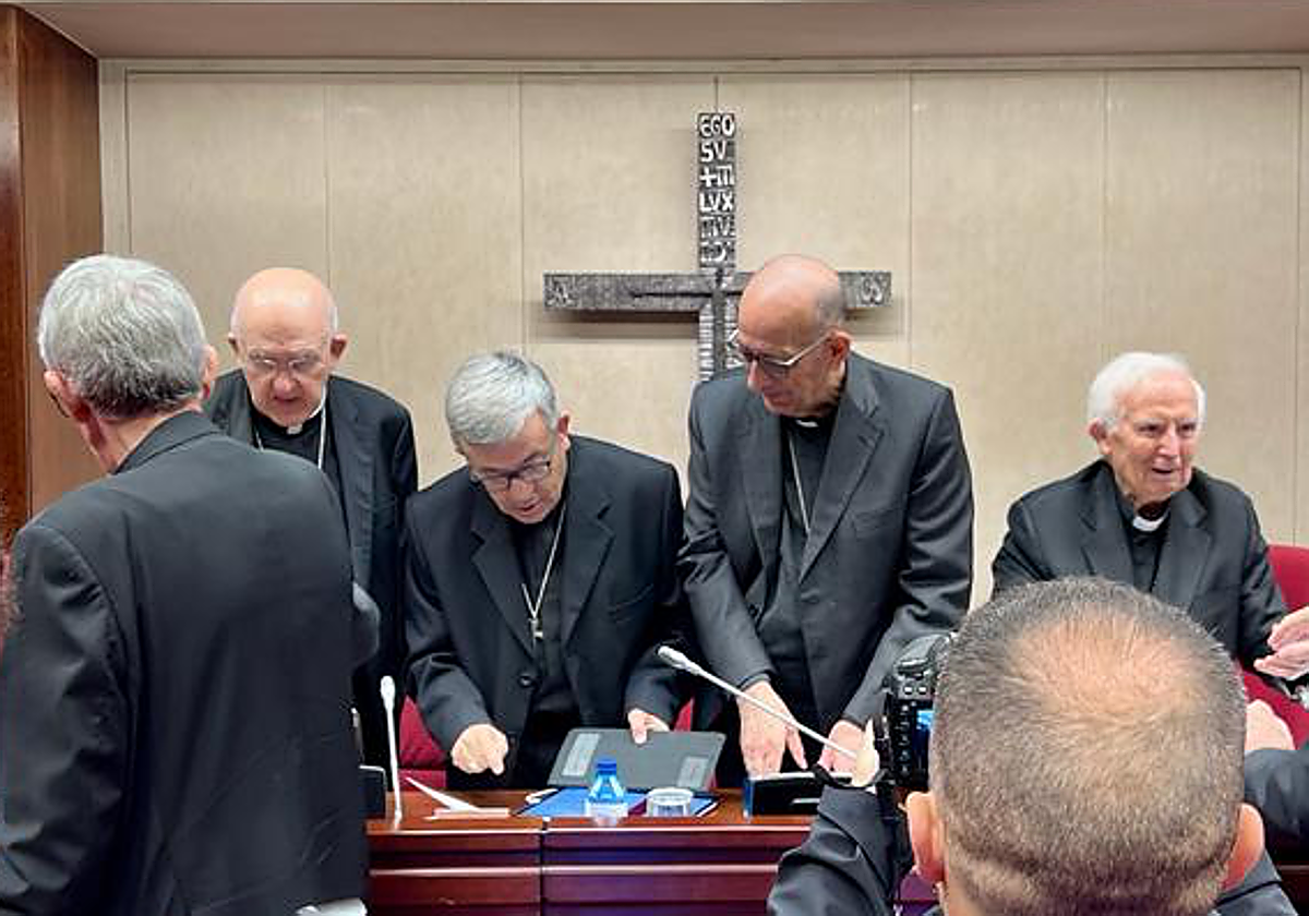 El cardenal Osoro, el arzobispo Argüello, y los cardenales Omella y Cañizares (de izquierda a derecha) ultiman los detalles antes de comenzar la plenaria de la Conferencia Episcopal