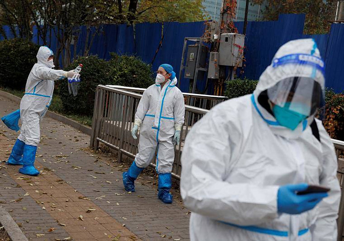 Equipos de prevención en un barrio de Pekín confinado por el coronavirus