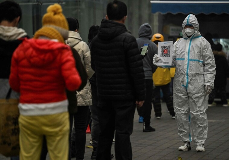 Varios ciudadanos hacen cola para hacerse la prueba del Covid-19 en Pekín