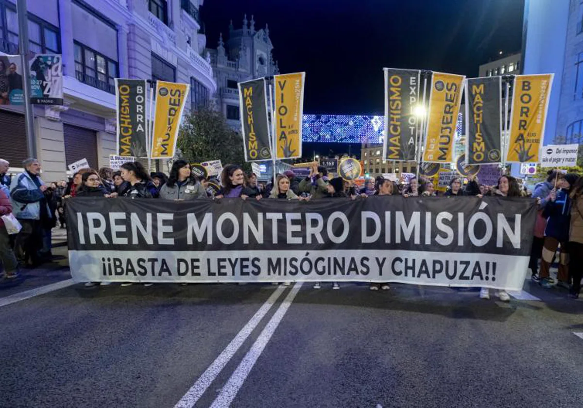 Grupos de feministas han pedido la dimisión de Montero en las calles de Madrid