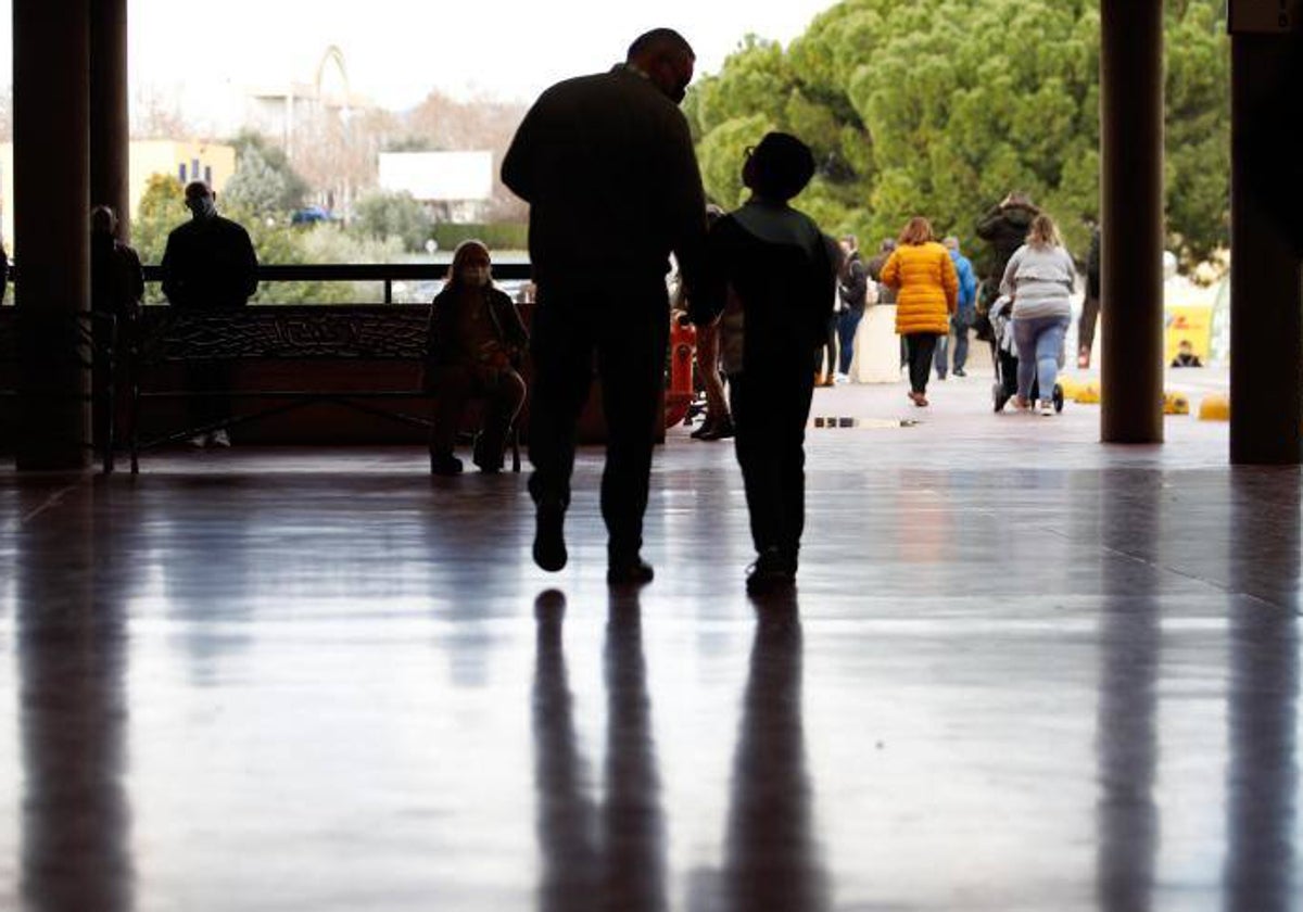 Un padre junto a su hijo