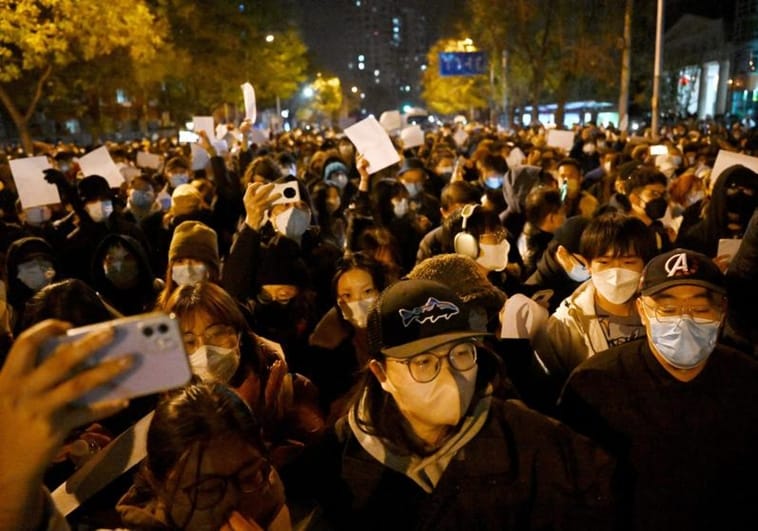 Las protestas multitudinarias contra la política de covid-cero toman Pekín