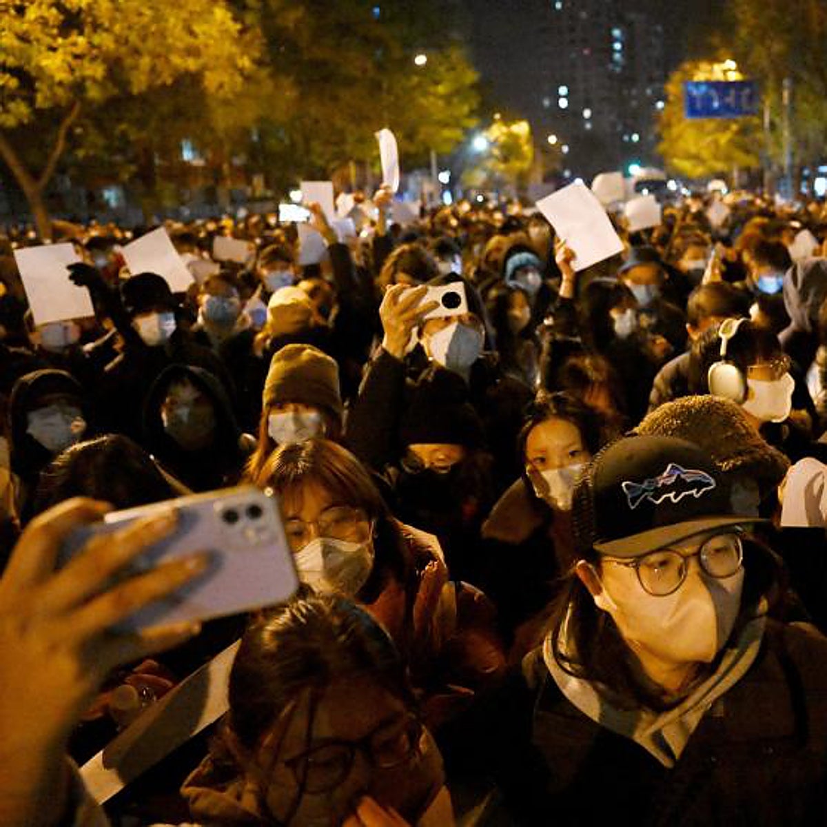 Las protestas multitudinarias contra la política de covid-cero toman Pekín