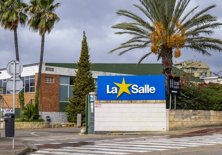 «Aquí solo cabe el crucifijo», dice el colegio de Palma que censuró la bandera de España