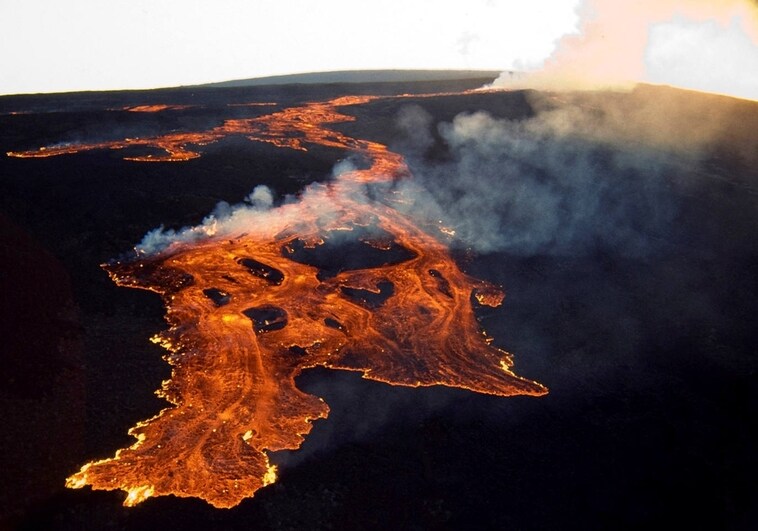 El Mauna Loa, el volcán más grande del mundo, entra en erupción tras 38 años en silencio