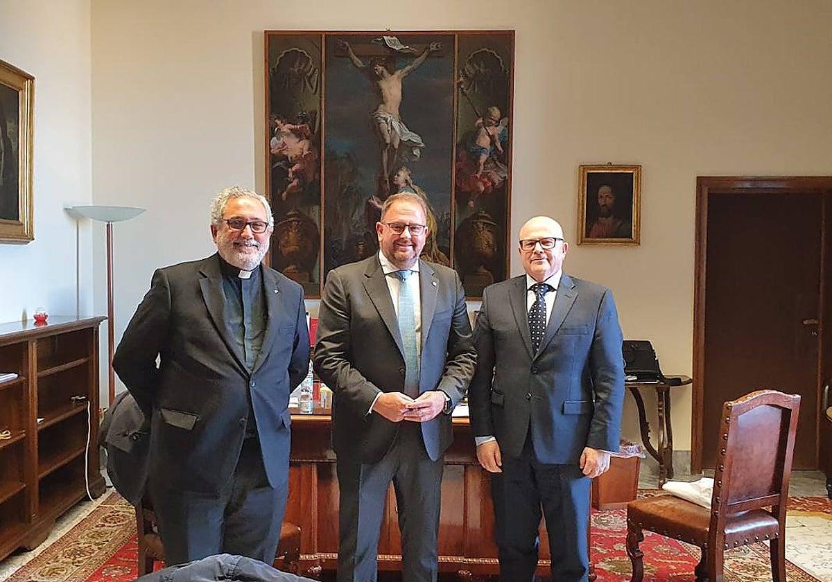 Juan Antonio Guerrero, a la izquierda, y Maximino Caballero, derecha, en una visita al Vaticano del alcalde de Mérida, Antonio Osuna