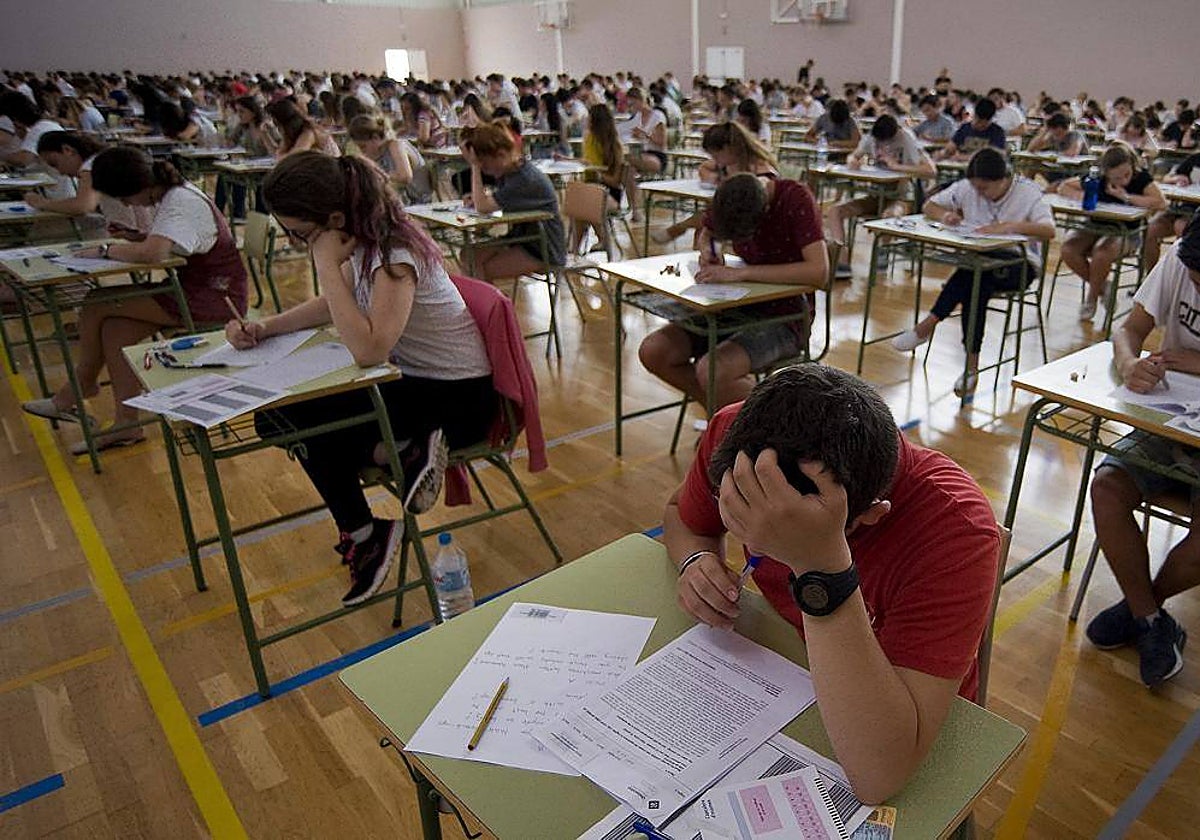 Alumnos se examinan de la EBAU