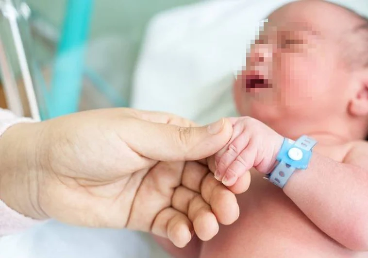 Unos padres rechazan una cirugía que salvará la vida a su bebé si la sangre está «contaminada por la vacunación»
