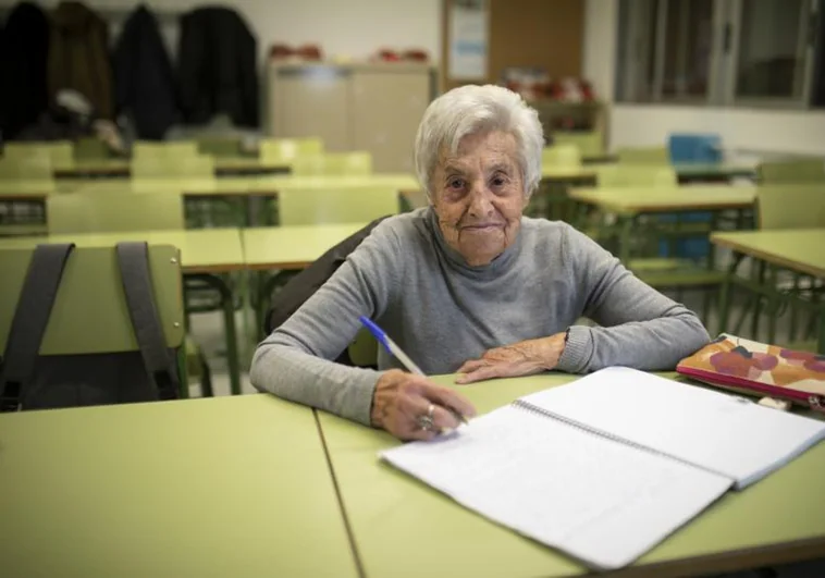 Mari Cruz: 92 años y más de una década como alumna ejemplar: «Todo lo que sé lo he aprendido aquí»