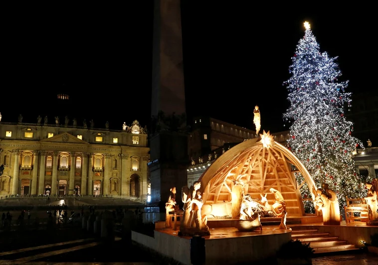 El Vaticano ilumina su árbol de Navidad y el belén de la plaza de San Pedro