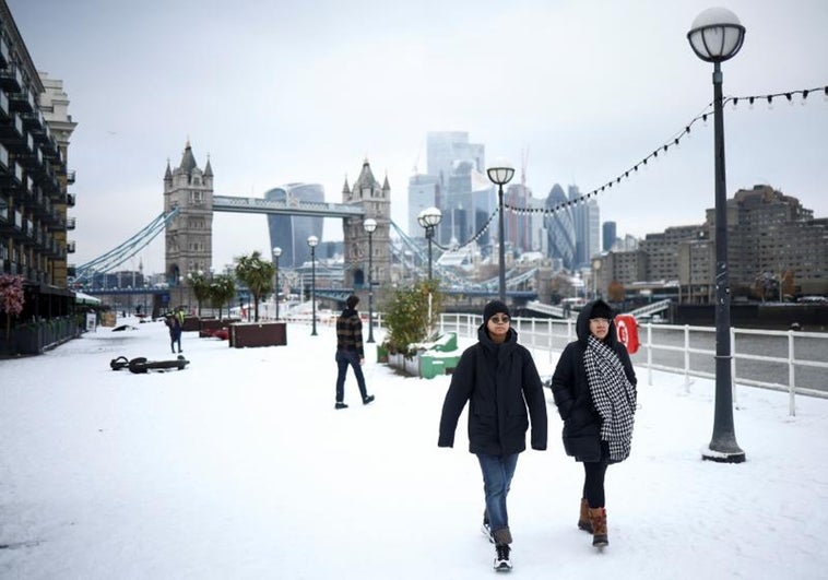 El temporal de nieve provoca el caos en Reino Unido y deja tres niños muertos tras caer a un lago helado