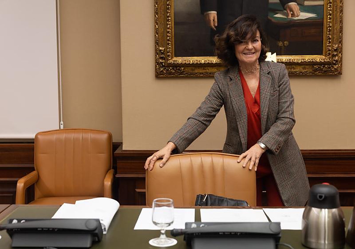 La presidenta de la Comisión de Igualdad en el Congreso de los Diputados y exvicepresidenta del Gobierno, Carmen Calvo, a su llegada a la Comisión de Igualdad, en el Congreso de los Diputados, a 12 de diciembre de 2022