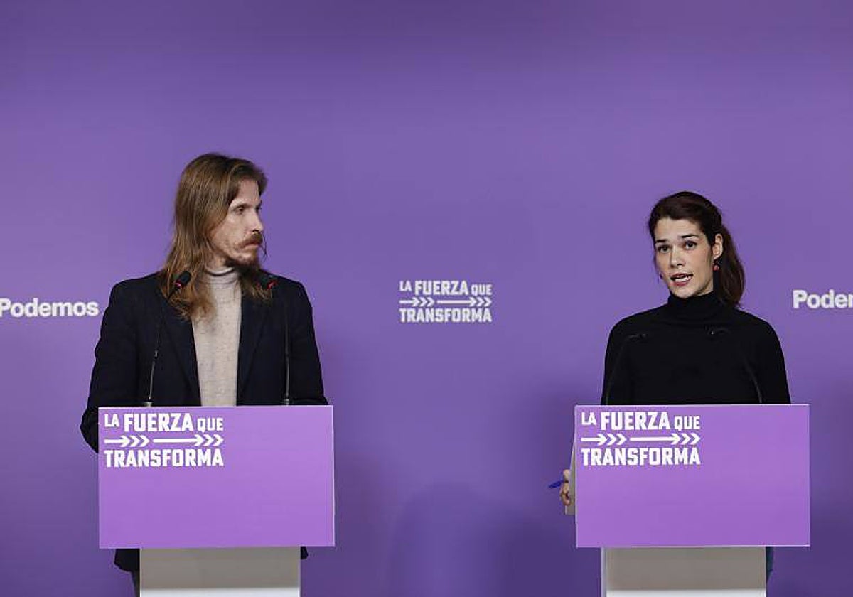 Los portavoces de Podemos Pablo Fernández e Isa Serra durante la rueda de prensa ofrecida este lunes