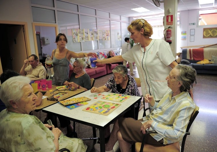 Cataluña extiende la inmersión lingüística a asilos y autoescuelas