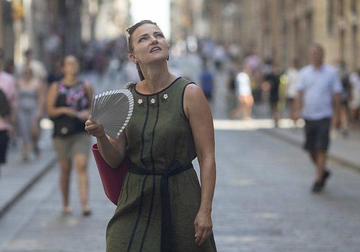 Una mujer se abanica en Barcelona, el pasado julio
