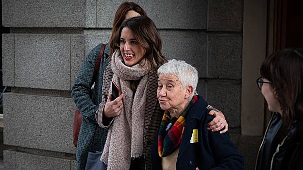 Irene Montero llega al Congreso acompañada por la activista Boti García Rodrigo,  directora general de Diversidad Sexual y Derechos LGTBI