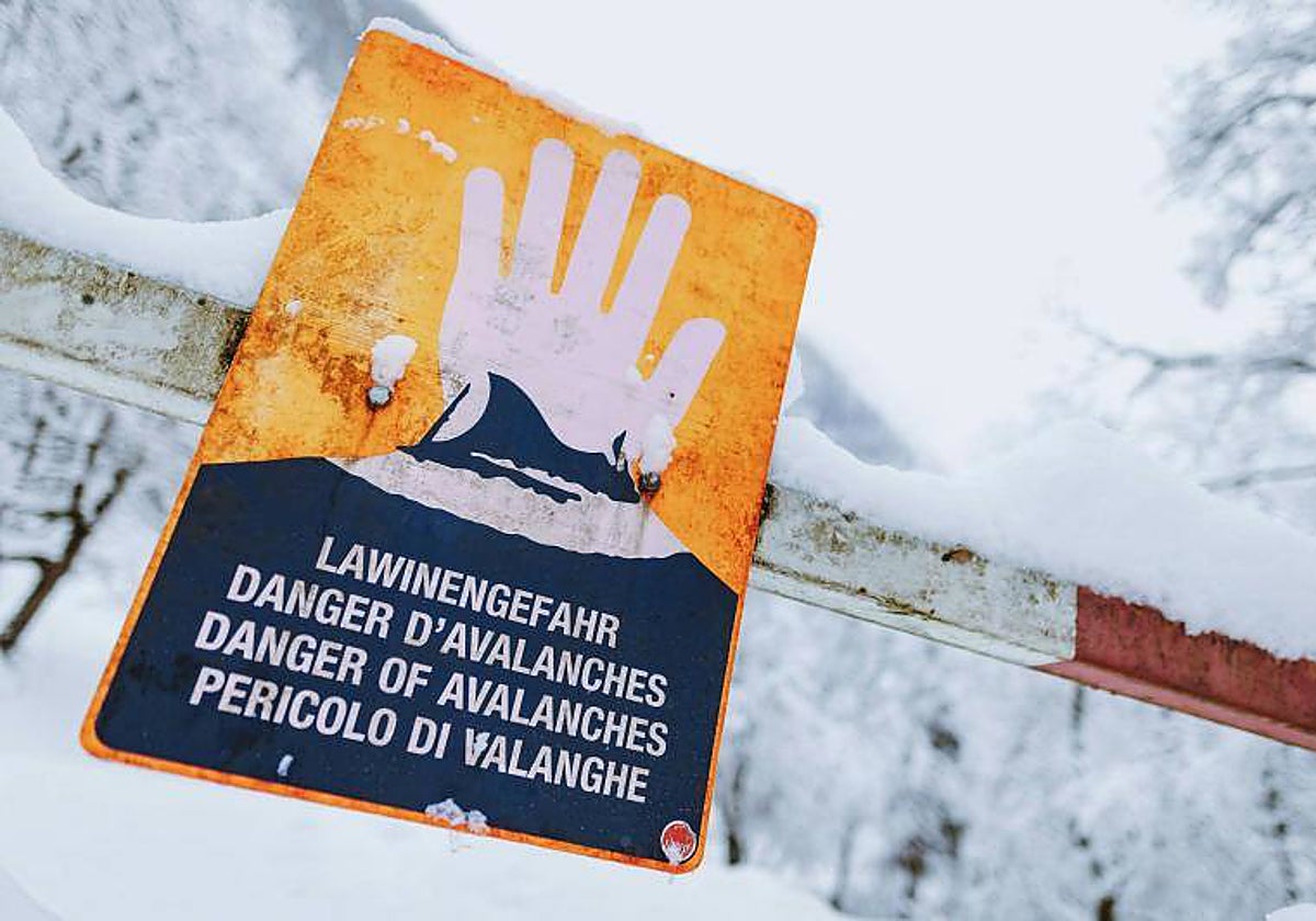 Un cartel advierte de los riesgos de avalancha en Austria