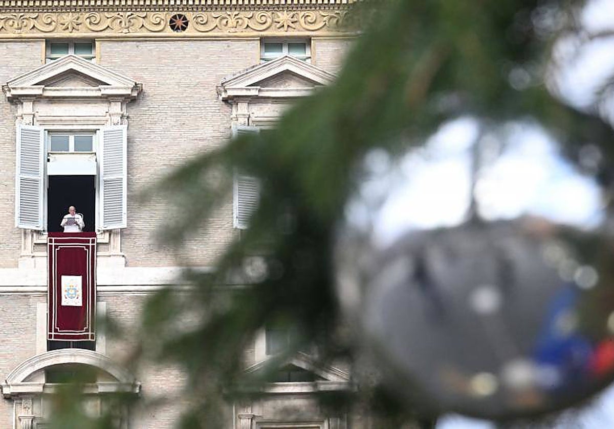 El Papa en un momento de su alocución a los fieles congregados en la plaza de San Pedro este lunes