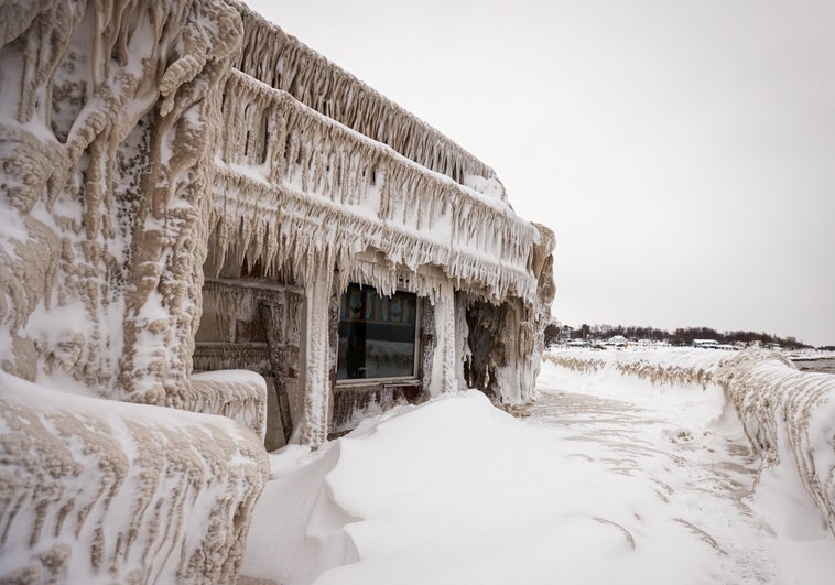 La impactante imagen de un restaurante cubierto de nieve y escarcha en Nueva York tras el paso de la tormenta Elliot