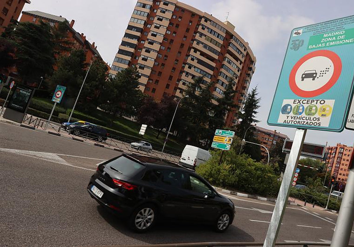 Un vehículo accede a la zona de bajas emisiones en Madrid