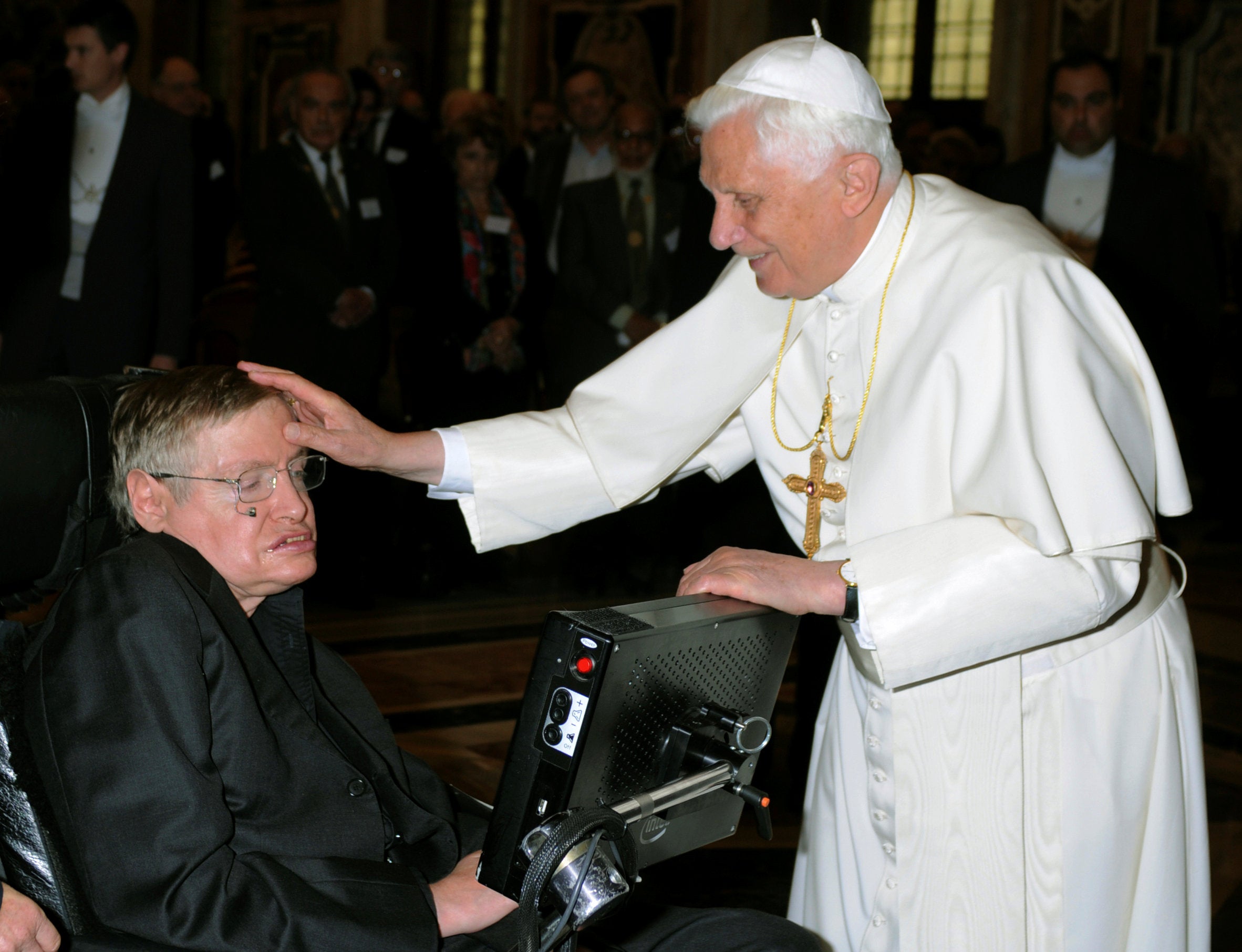 El Papa Benedicto XVI (D) saluda al profesor británico Stephen Hawking durante una reunión de académicos de ciencias en el Vaticano el 31 de octubre de 2008.
