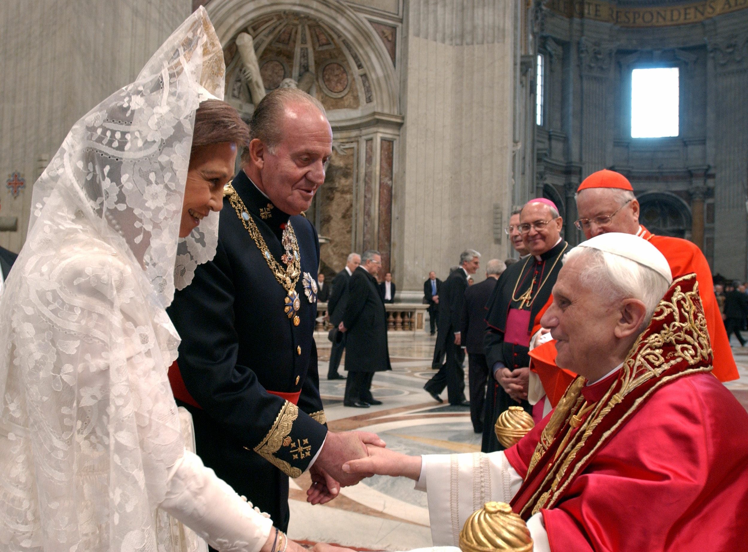 El Papa Benedicto XVI (R) se reúne con el Rey Juan Carlos y la Reina Sofía de España en el Vaticano después de la misa inaugural del Papa, 24 de abril de 2005.